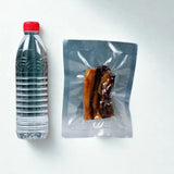 Bouteille plastique et aliments sous vide sut fond blanc