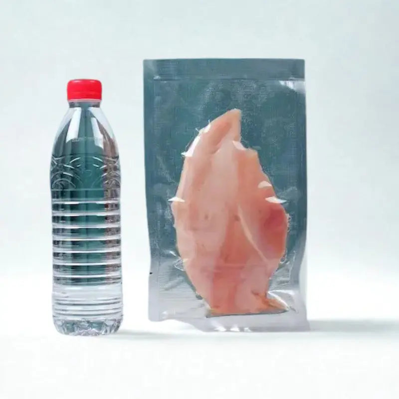 Bouteille plastique et aliments sous vide sut fond blanc