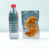 Bouteille plastique et aliments sous vide sut fond blanc