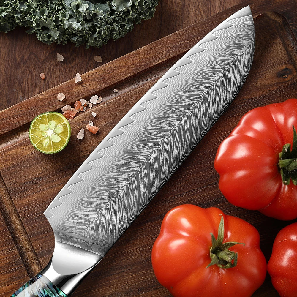 Couteau santoku japonais sur planche en bois.