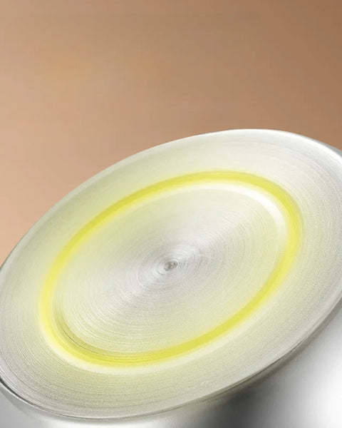 Surface extérieure du fond d'une poêle en inox.