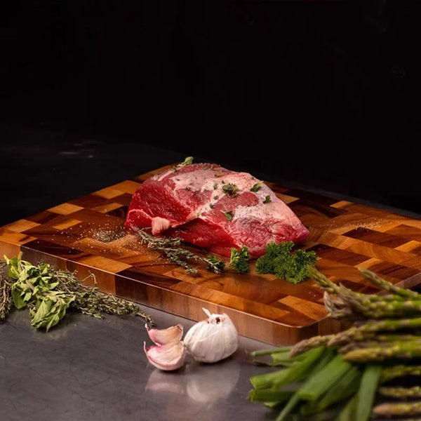 Planche à Découper en Bois avec une tranche de viande rouge dessus