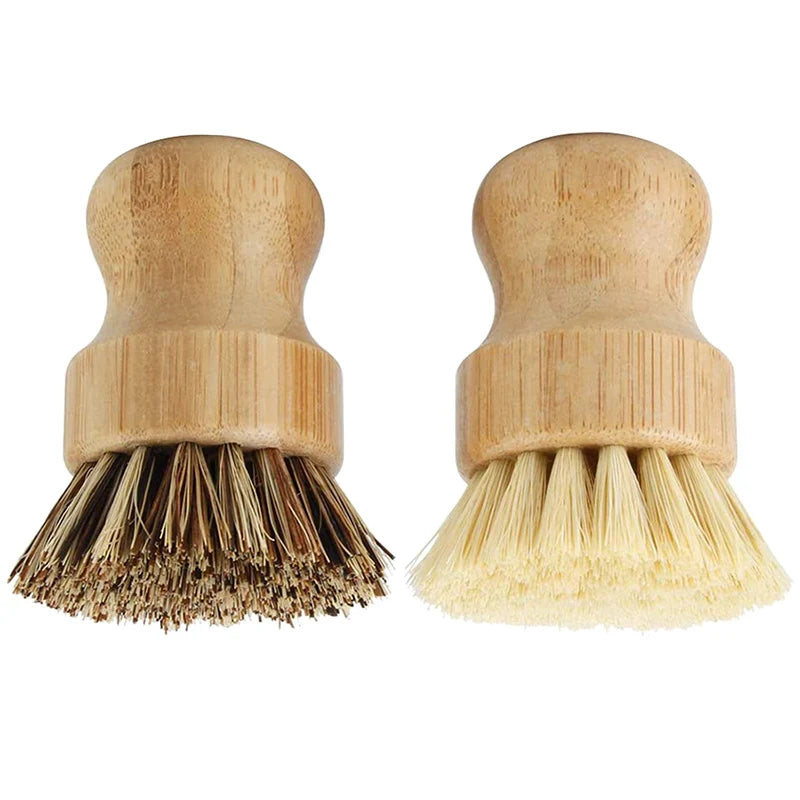 Brosses en bambou avec fibres de palmiers et de sisal fond blanc.