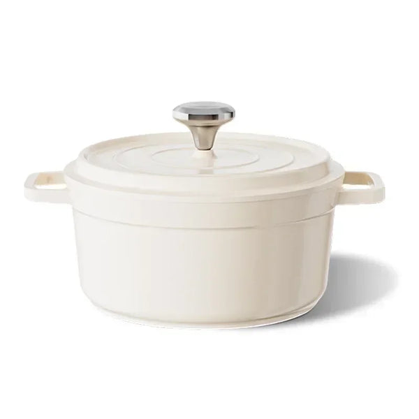 Cocotte blanche en céramique sur fond blanc.