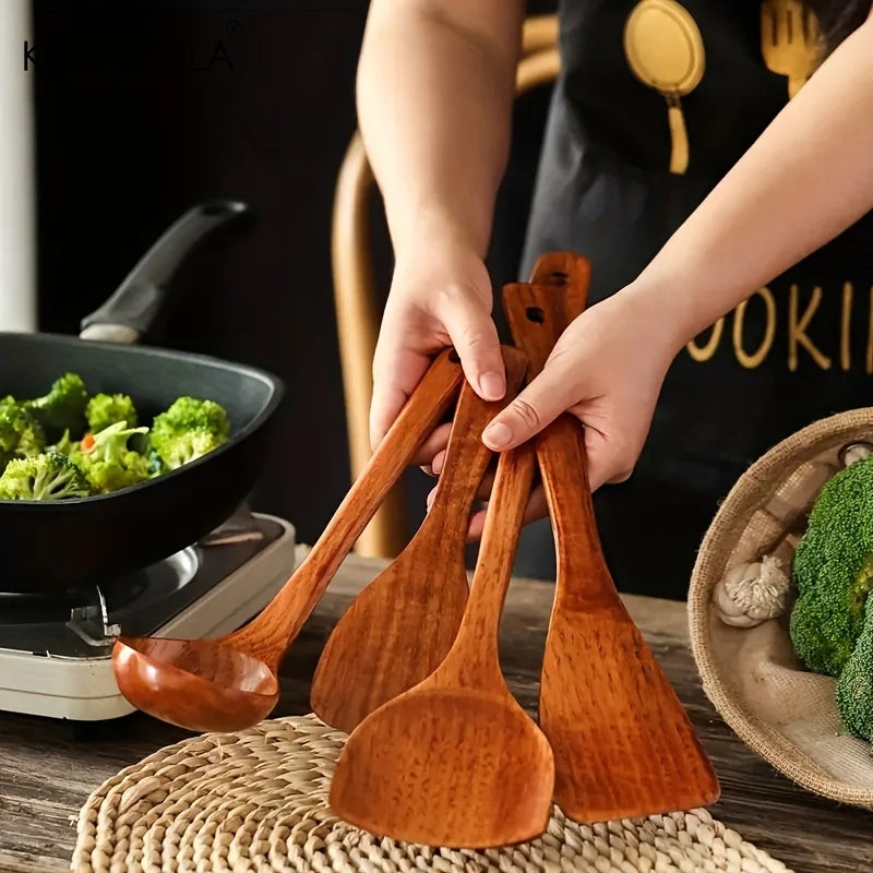 Ustensiles de Cuisine en Bois tenus dans des mains