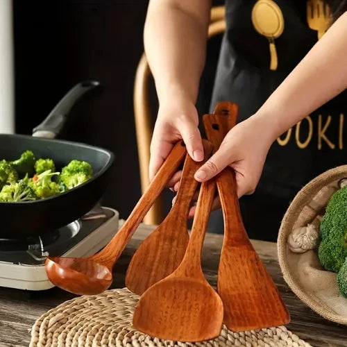 Ustensiles de Cuisine en Bois tenus dans des mains