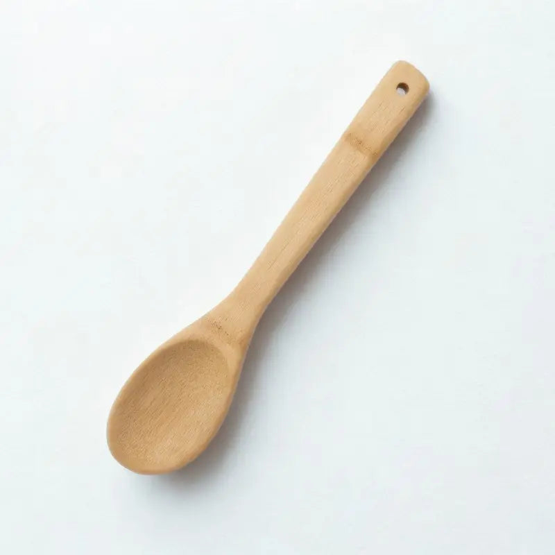 Cuillère en bambou sur fond blanc