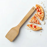 Spatule en bambou et pizza sur fond blanc
