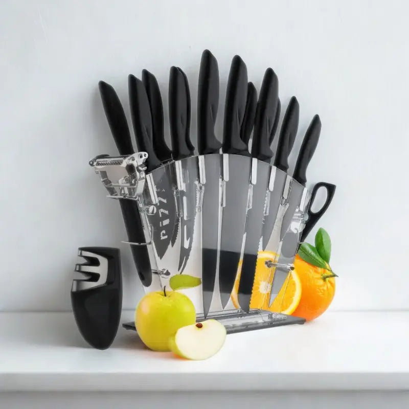 Set de couteaux noirs et fruits sur fond blanc