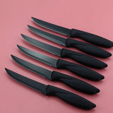 Couteaux noirs sur fond rose