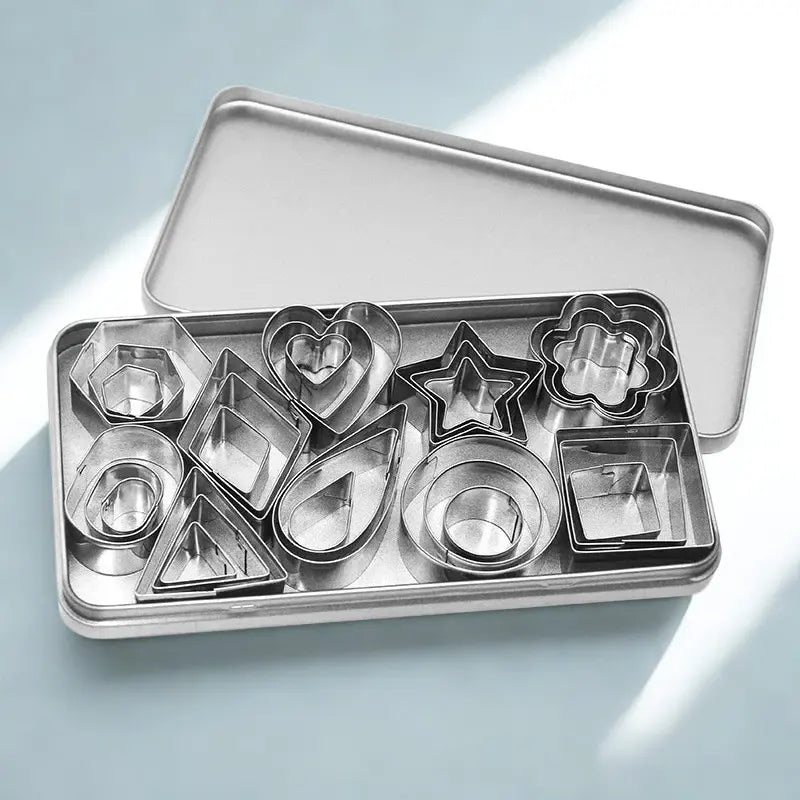 Emporte-Pièces Géométriques en Inox dans un coffret, sûr fond blanc
