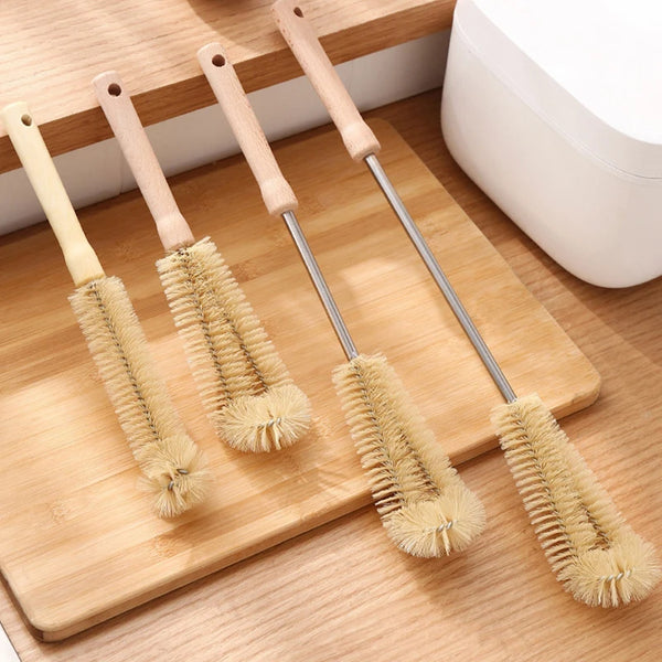 Brosses de Nettoyage en formes de tiges disposées sur du bois.