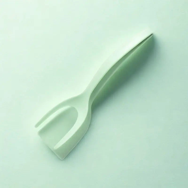Spatule turquoise sur fond blanc