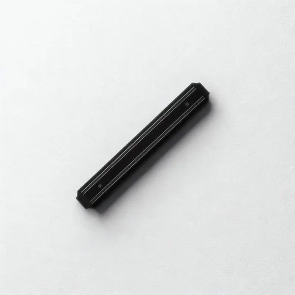 Barre aimantée sur fond blanc