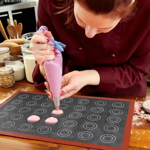 Pochage macaron sur tapis cuisson