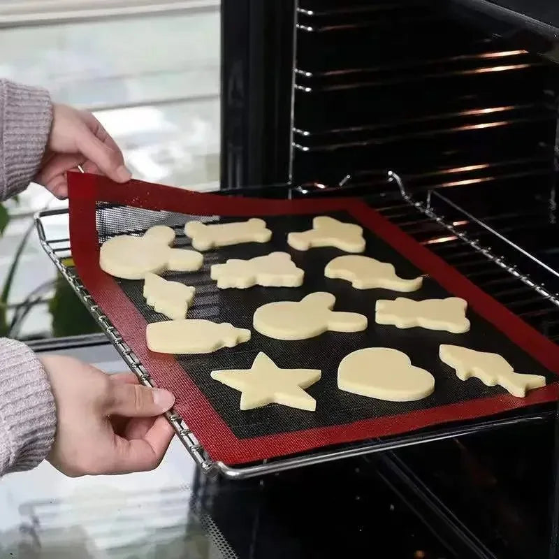 Biscuits sur tapis silicone dans four