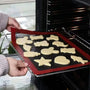 Biscuits sur tapis silicone dans four