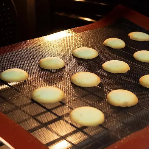 Biscuits sur tapis silicone dans four
