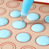 Macarons pochés sur tapis pâtissier