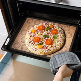 Pizza sur tapis pâtissier dans four