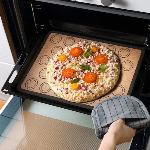 Pizza sur tapis pâtissier dans four