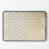 Tapis pâtissier sur fond blanc