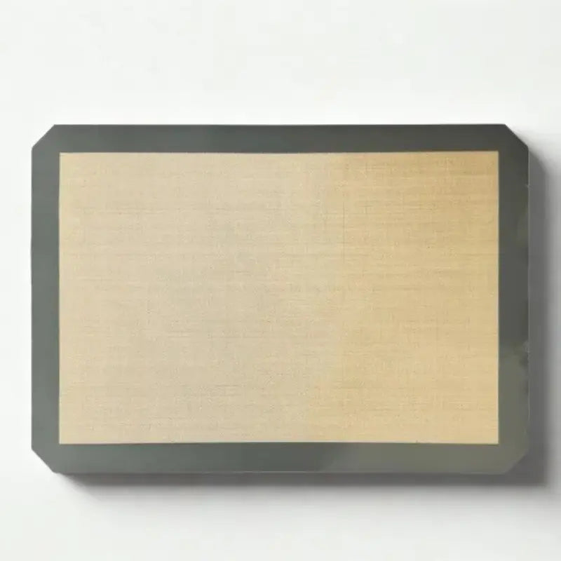 Tapis pâtissier sur fond blanc
