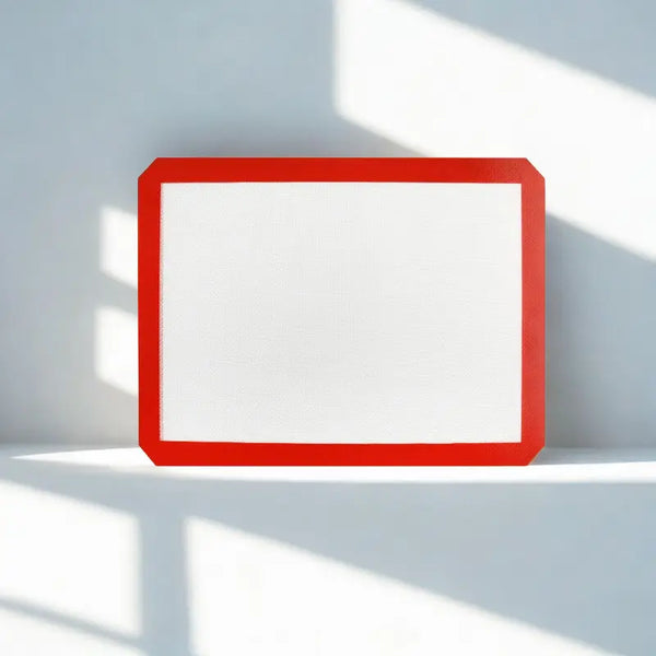 Tapis pâtissier rouge et blanc sur fond blanc