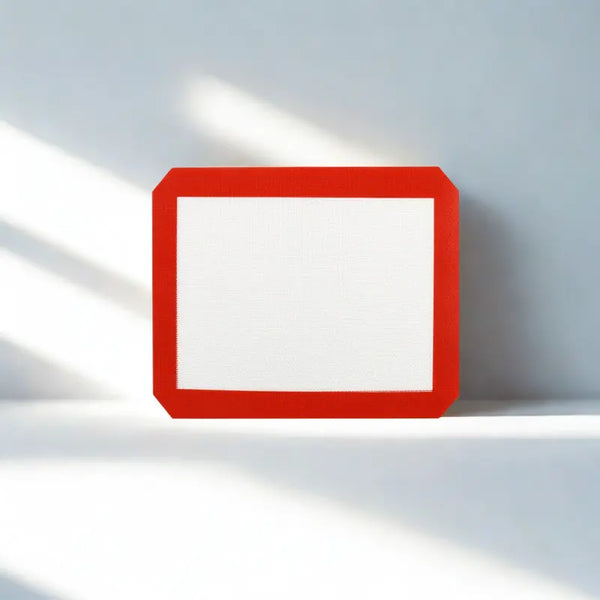 Tapis pâtissier rouge et blanc sur fond blanc