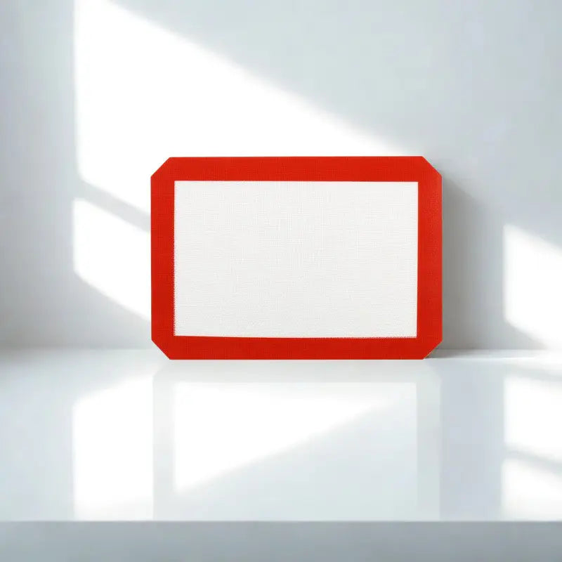 Tapis pâtissier rouge et blanc sur fond blanc