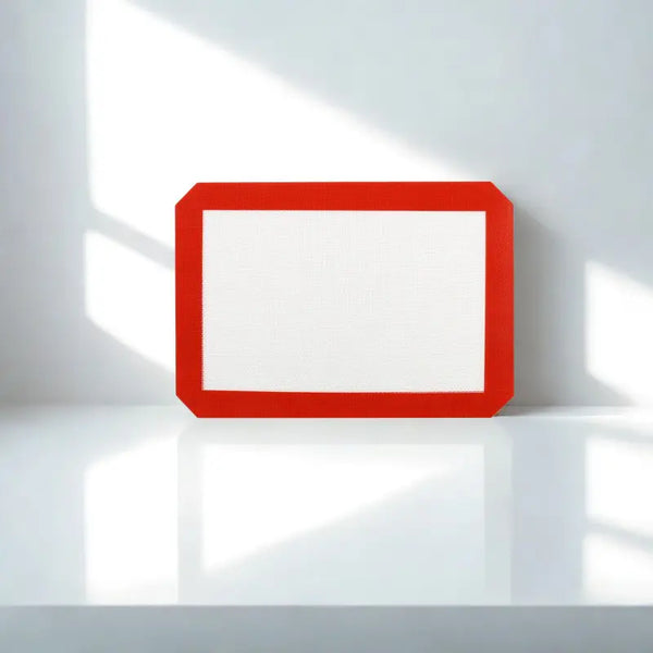 Tapis pâtissier rouge et blanc sur fond blanc