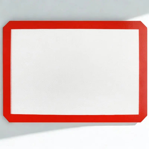 Tapis pâtissier rouge et blanc sur fond blanc