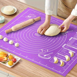 Pain pétrit sur tapis violet