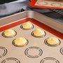 Macarons sur tapis et plaque