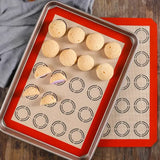 Macarons sur tapis et plaque