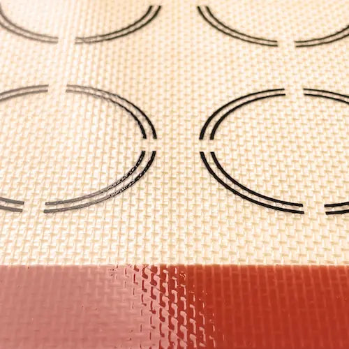 Tapis avec ronds dessinés, en gros plan