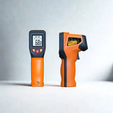 Thermomètre laser sur fond blanc
