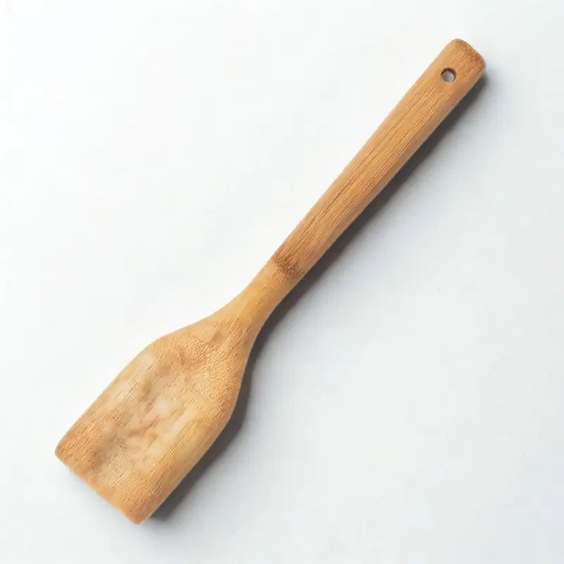 Spatule en bambou sur fond blanc