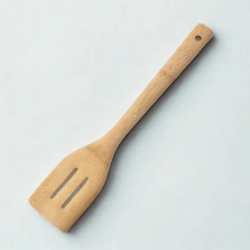 Spatule ajourée en bambou sur fond blanc