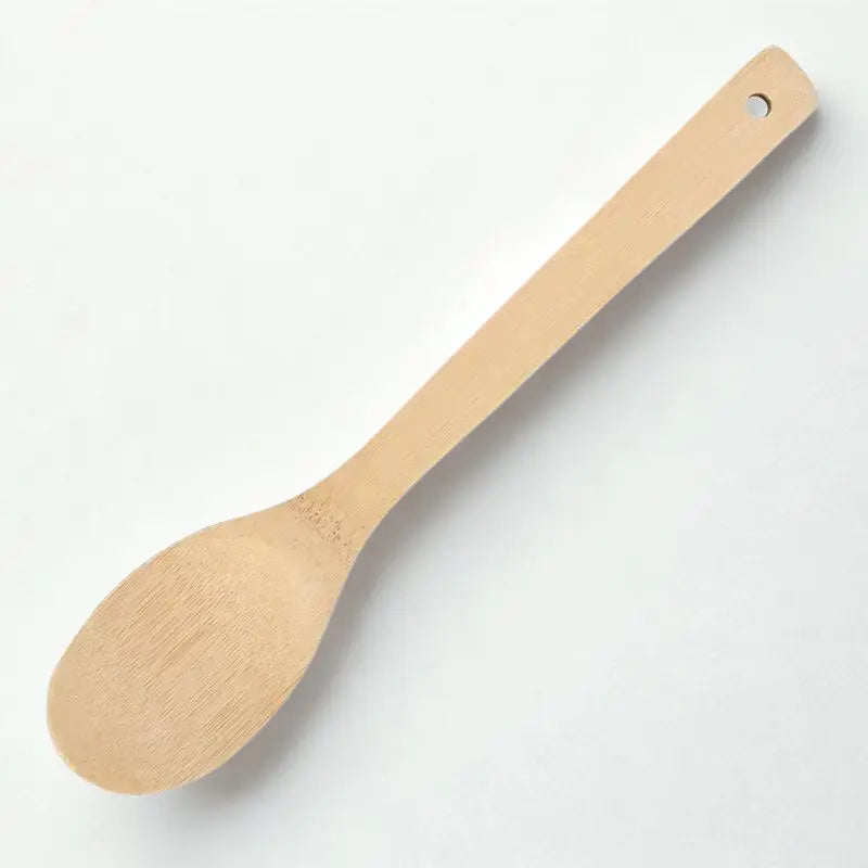 Cuillère en bambou sur fond blanc