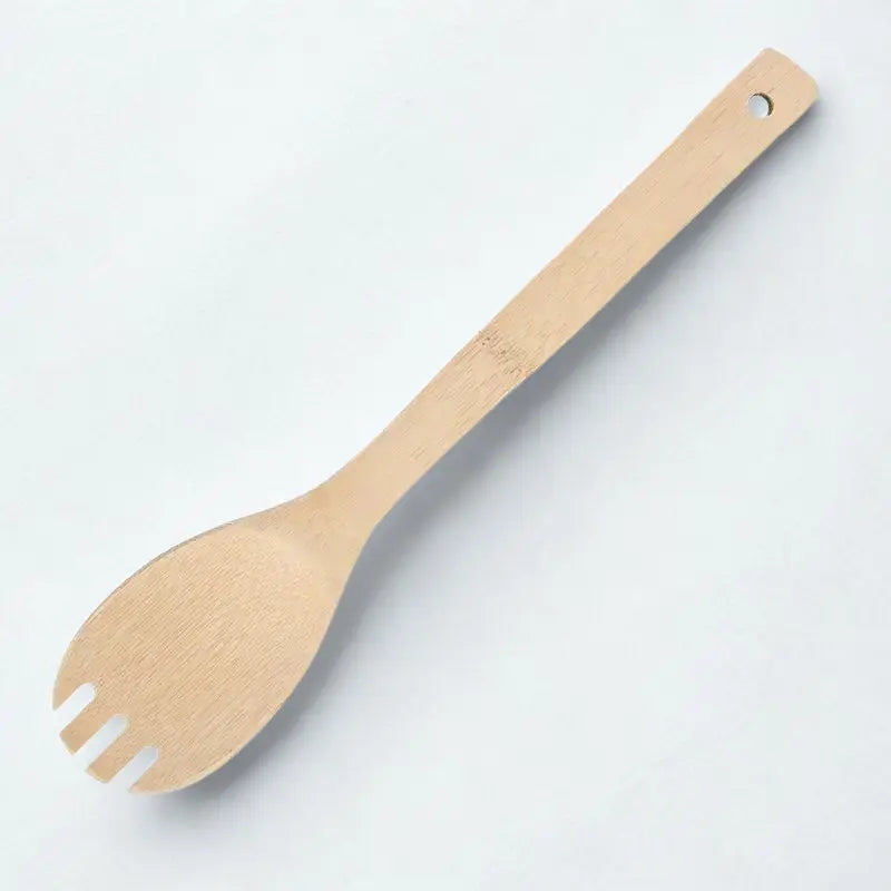 Spatule à fourches en bambou sur fond blanc