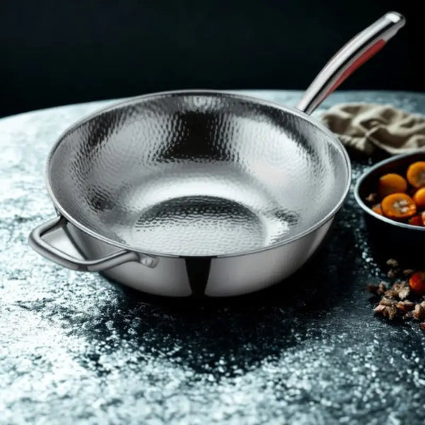 Wok en acier inoxydable sur fond noir