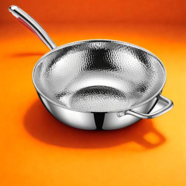 Wok en acier inoxydable sur fond orange