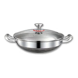 Wok et couvercle sur fond blanc