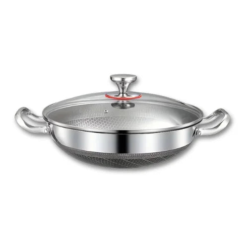 Wok et couvercle sur fond blanc