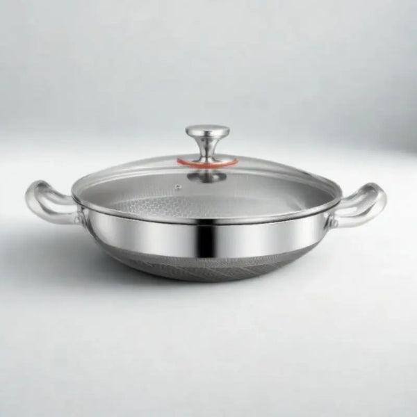 Wok et couvercle sur fond blanc