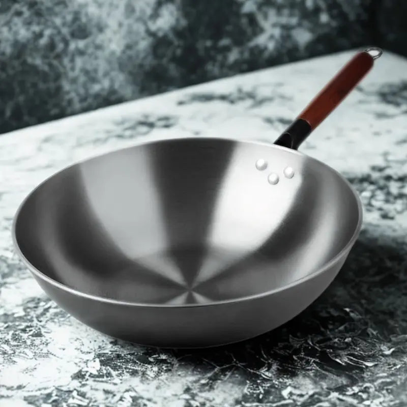 Wok inox sur fond blanc et gris