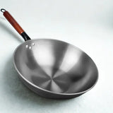 Wok inox sur fond blanc