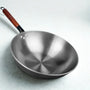Wok inox sur fond blanc
