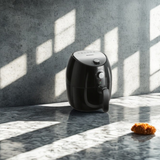 Air fryer et nugget sur fond gris